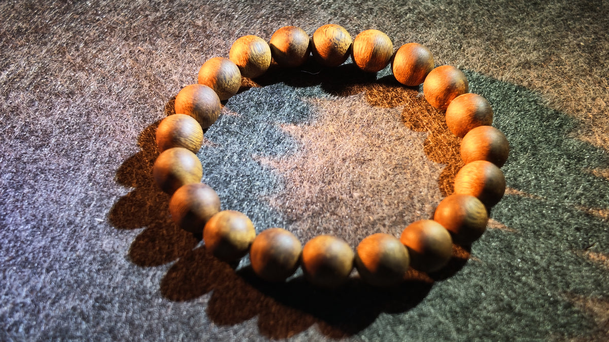 沉香手串（偏高油脂）丨Agarwood Bead Bracelet (Above-Average Resin Content)