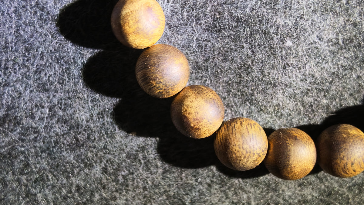 沉香手串（偏高油脂）丨Agarwood Bead Bracelet (Above-Average Resin Content)