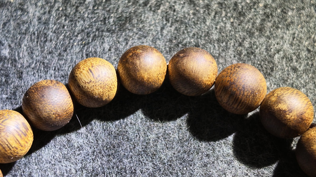 沉香手串（偏高油脂）丨Agarwood Bead Bracelet (Above-Average Resin Content)