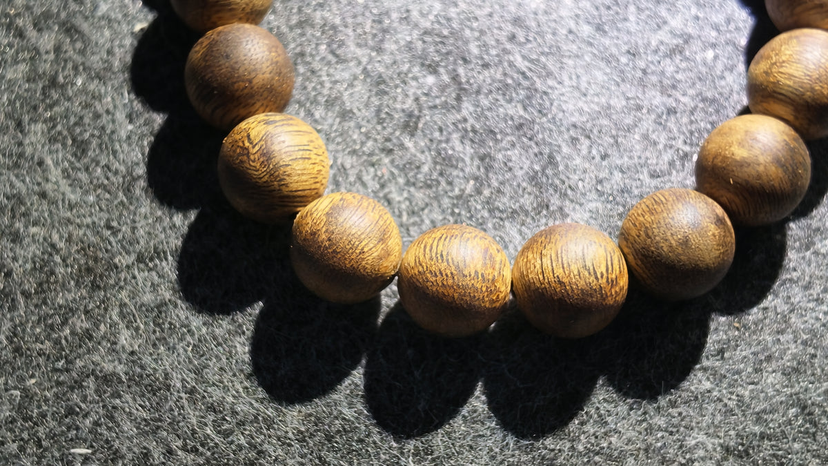 沉香手串（偏高油脂）丨Agarwood Bead Bracelet (Above-Average Resin Content)