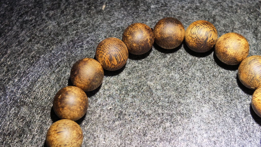 沉香手串（偏高油脂）丨Agarwood Bead Bracelet (Above-Average Resin Content)