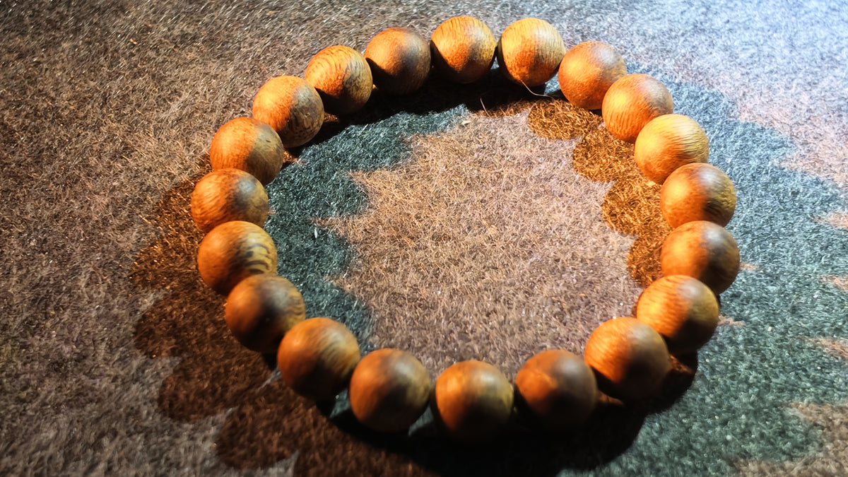 沉香手串（偏高油脂）丨Agarwood Bead Bracelet (Above-Average Resin Content)