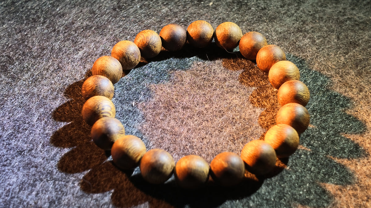 沉香手串（偏高油脂）丨Agarwood Bead Bracelet (Above-Average Resin Content)