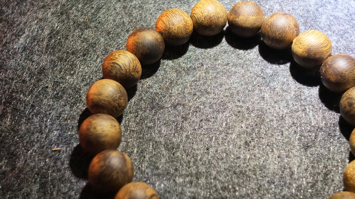沉香手串（偏高油脂）丨Agarwood Bead Bracelet (Above-Average Resin Content)