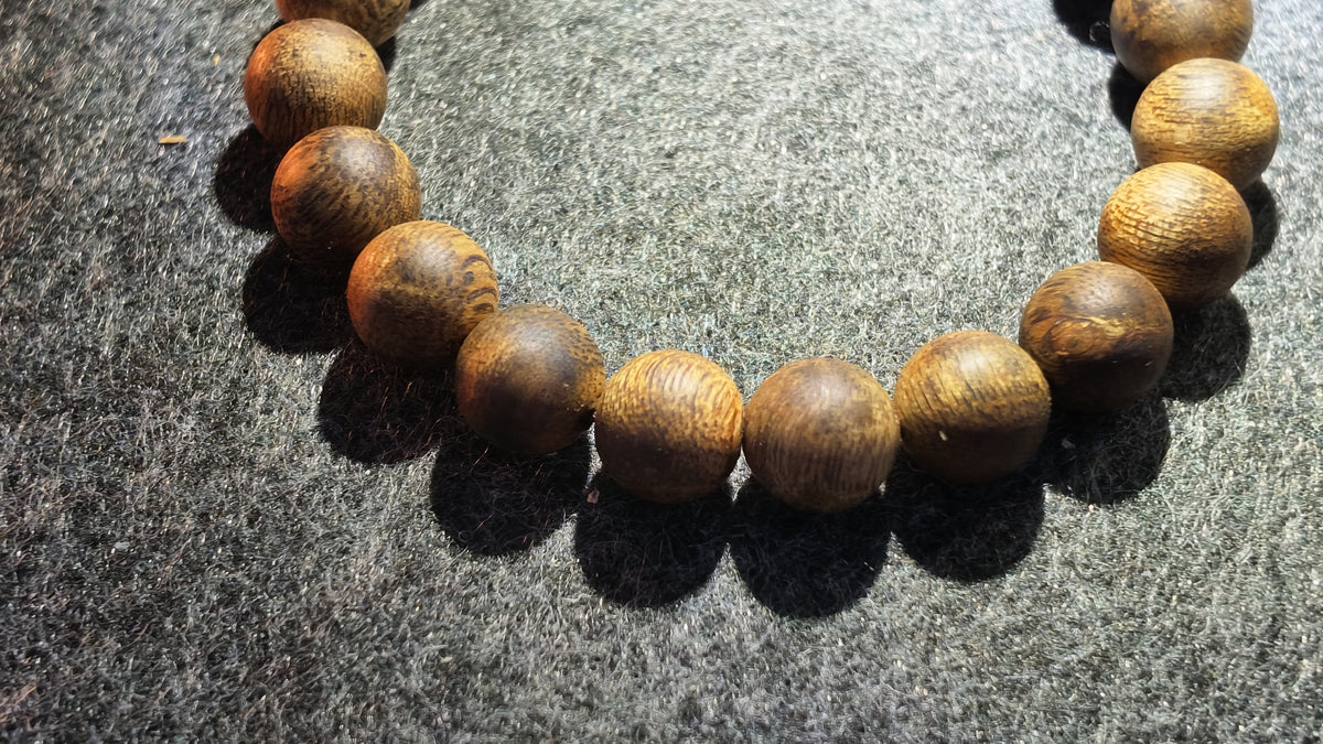 沉香手串（偏高油脂）丨Agarwood Bead Bracelet (Above-Average Resin Content)