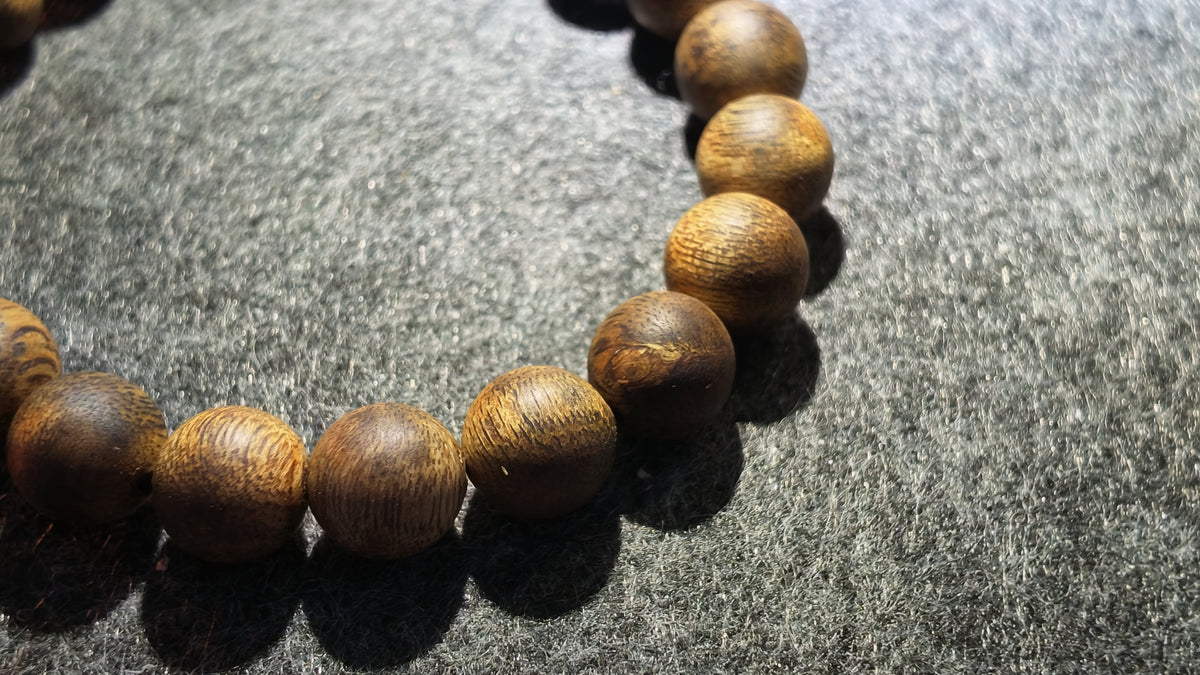 沉香手串（偏高油脂）丨Agarwood Bead Bracelet (Above-Average Resin Content)