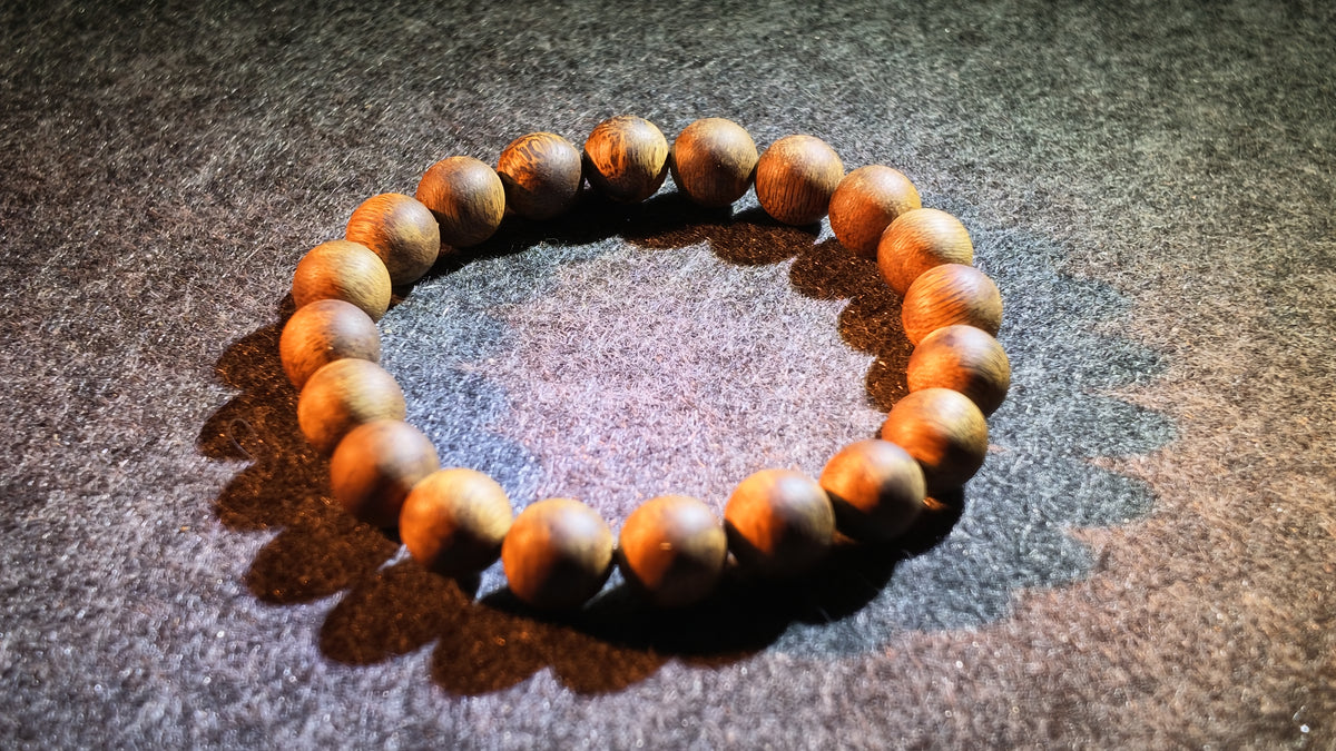 沉香手串（偏高油脂）丨Agarwood Bead Bracelet (Above-Average Resin Content)