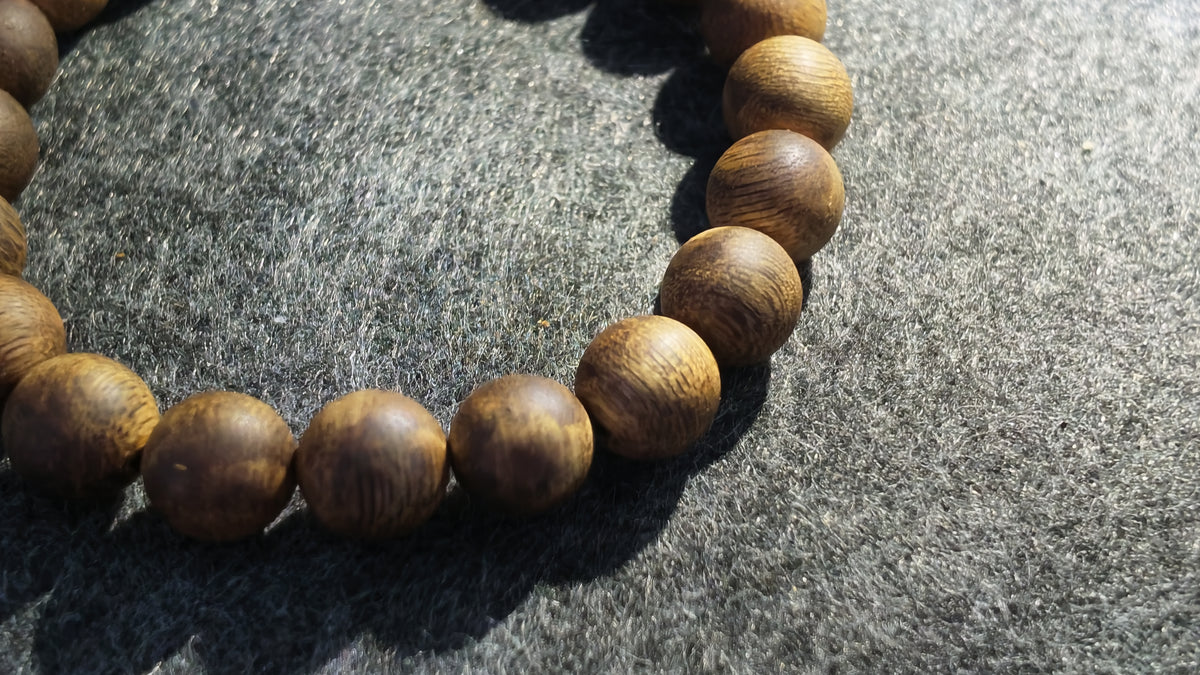 沉香手串（偏高油脂）丨Agarwood Bead Bracelet (Above-Average Resin Content)