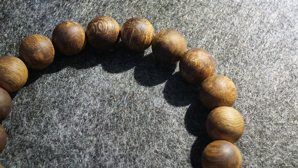 沉香手串（偏高油脂）丨Agarwood Bead Bracelet (Above-Average Resin Content)