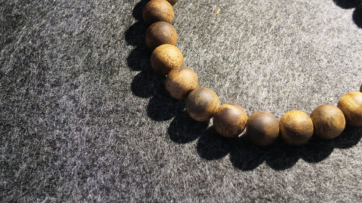 沉香手串（中等油脂）｜Agarwood Bead Bracelet (Moderate Resin Content)