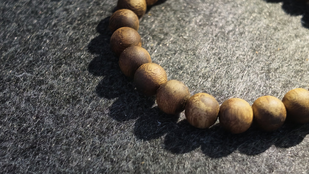 沉香手串（中等油脂）｜Agarwood Bead Bracelet (Moderate Resin Content)